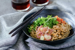 ごま油の香りが食欲をそそる　納豆キムチと薬味のグルテンフリーな混ぜそば