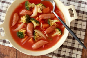 レンジで簡単！　ソーセージとビタミン野菜のトマトスープ