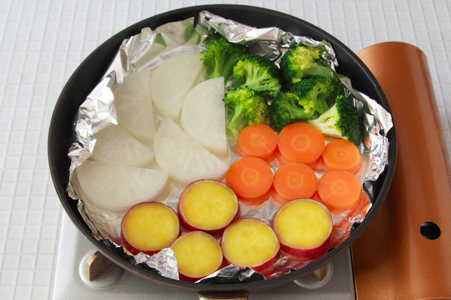 蒸し器いらずで簡単！ 「温野菜」をフライパンひとつで作る方法 | ラクつく | 管理栄養士考案の作り置きレシピサイト