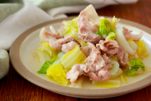 白だしで味つけ簡単！　レンジで豚こまと白菜のうま煮