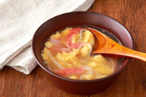レンジ加熱4分で　カニカマ卵スープ