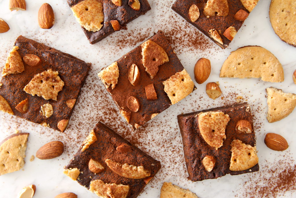 ホットケーキミックスで簡単 クッキー アーモンドのせ濃厚チョコブラウニー ラクつく 管理栄養士考案の作り置きレシピサイト