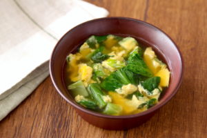 レンジで簡単！　小松菜と卵のスープ