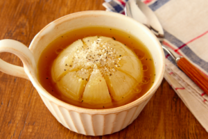 レンジで簡単！ 丸ごと玉ねぎのスープ
